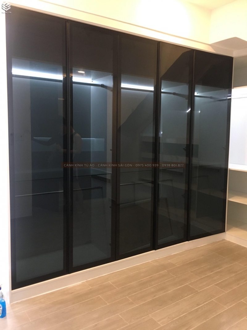 Cánh kính tủ áo cửa mở kính xanh đen - sản phẩm thiết kế tinh tế, độc đáo và sáng tạo. Hãy xem hình ảnh để tận hưởng sự tiện nghi và đẳng cấp của sản phẩm này!